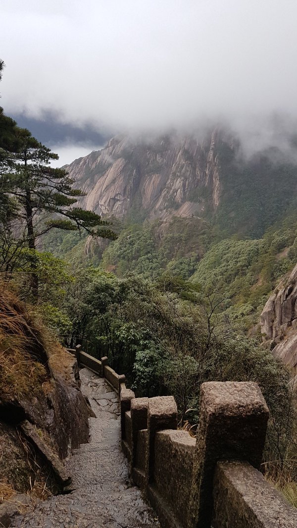 Hiking Huangshan (黃山) mountains